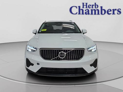 Crystal White Pearl 2025 Volvo XC40 B5 Core Bright Theme