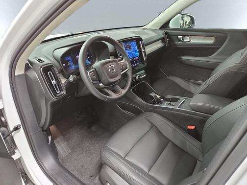 Crystal White Pearl 2025 Volvo XC40 B5 Core Bright Theme