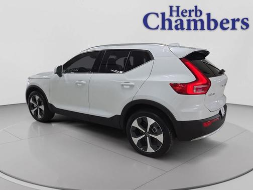 Crystal White Pearl 2025 Volvo XC40 B5 Core Bright Theme