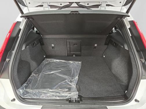 Crystal White Pearl 2025 Volvo XC40 B5 Core Bright Theme