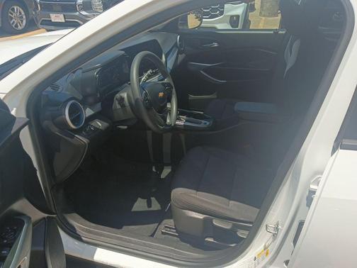 Summit White 2025 Chevrolet Trax LS