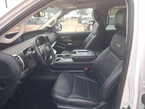 Oxford White 2025 Ford Expedition Platinum