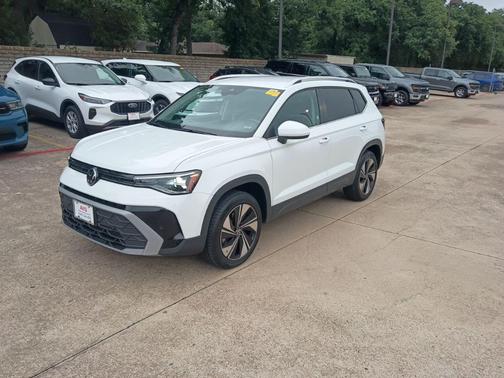 Pure White 2025 Volkswagen Taos 1.5T SE