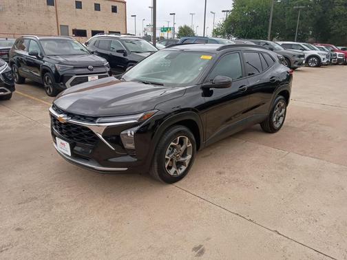Black Metallic 2025 Chevrolet Trax LT