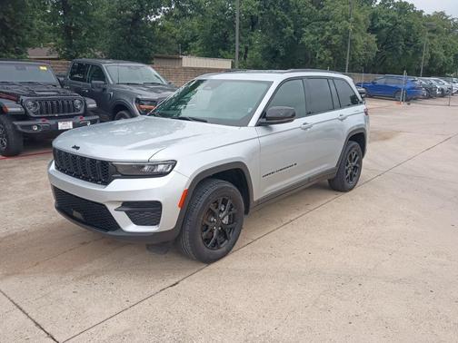Silver Zynith 2025 Jeep Grand Cherokee Altitude