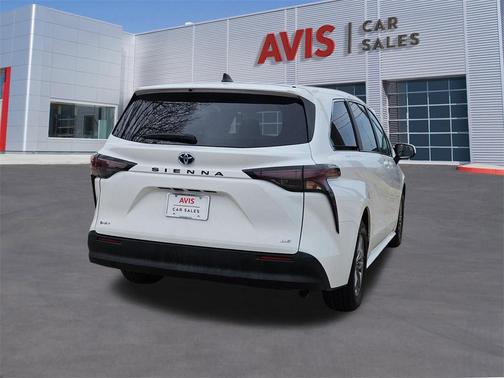2025 Toyota Sienna LE