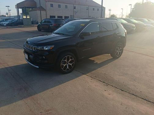 Diamond Black Crystal Pearlcoat 2025 Jeep Compass Limited