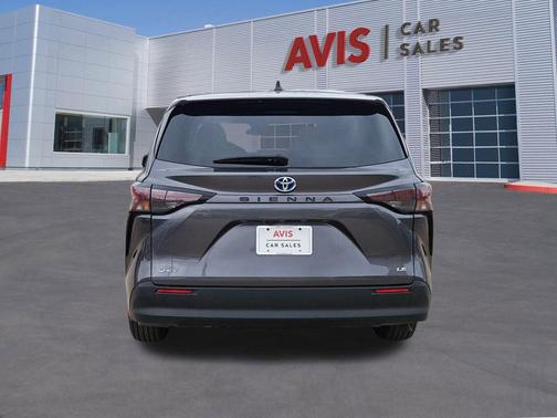 2025 Toyota Sienna LE