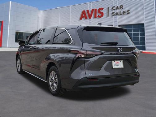 2025 Toyota Sienna LE