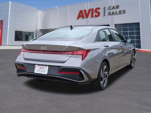 Fluid Metal 2025 Hyundai ELANTRA SEL