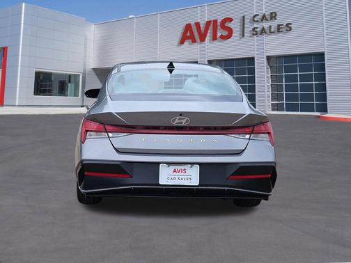 Fluid Metal 2025 Hyundai ELANTRA SEL