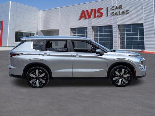 Alloy Silver Metallic 2025 Mitsubishi Outlander SE
