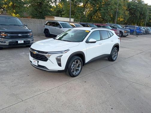 Summit White 2025 Chevrolet Trax LT
