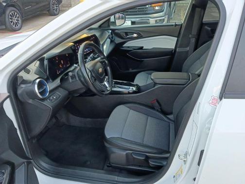 Summit White 2025 Chevrolet Trax LT