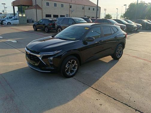 Mosaic Black Metallic 2025 Chevrolet Trax LT
