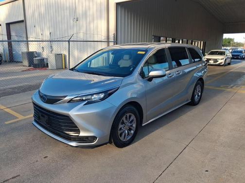 2025 Toyota Sienna LE