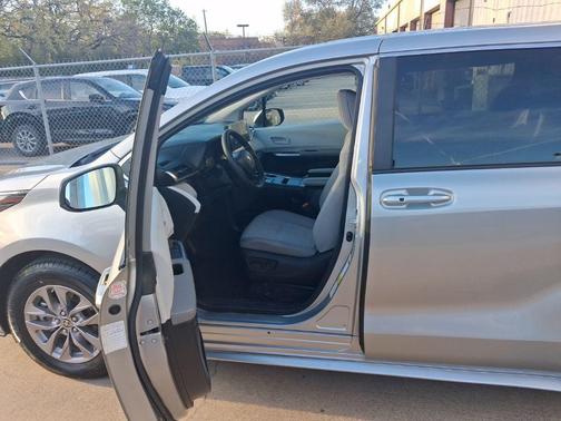 2025 Toyota Sienna LE