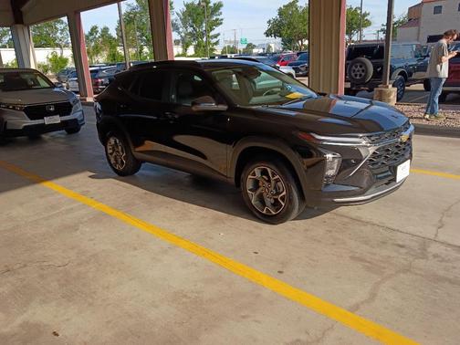 Mosaic Black Metallic 2025 Chevrolet Trax LT