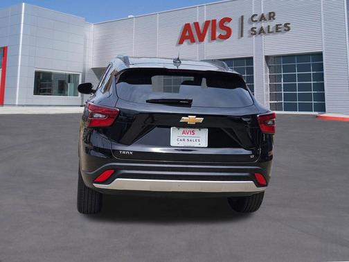 Mosaic Black Metallic 2025 Chevrolet Trax LT
