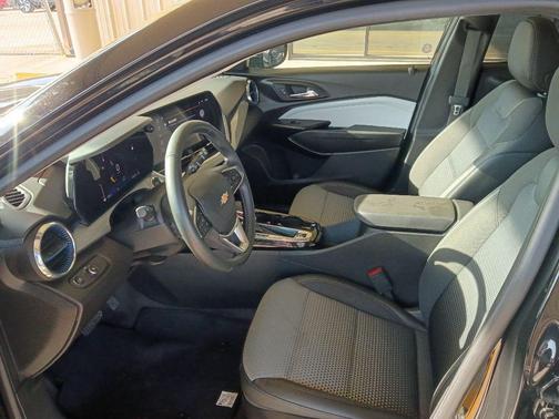 Mosaic Black Metallic 2025 Chevrolet Trax LT