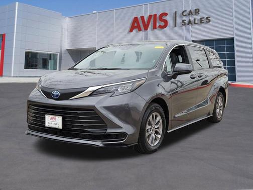 2025 Toyota Sienna LE