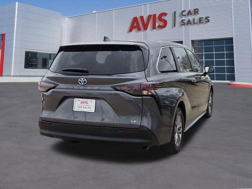 2025 Toyota Sienna LE