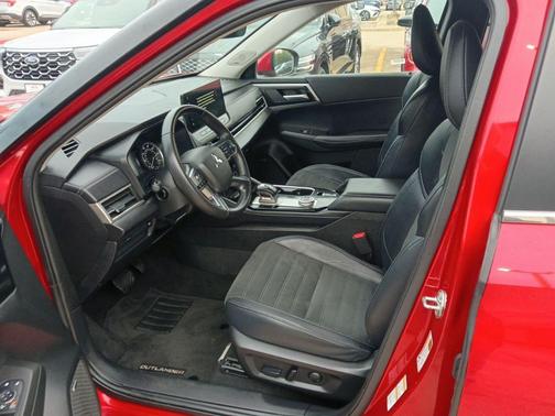 Red Diamond 2025 Mitsubishi Outlander SE 2.5 2WD