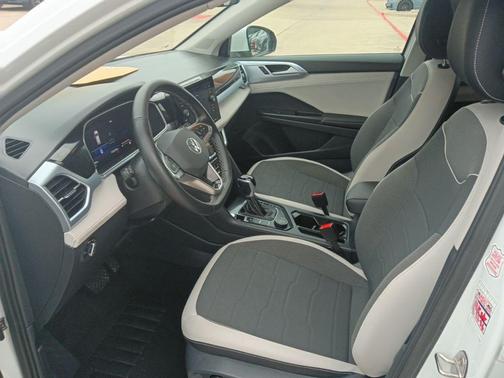 Pure White 2025 Volkswagen Taos 1.5T SE