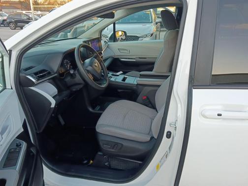 2025 Toyota Sienna LE