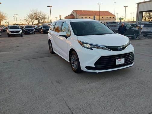 2025 Toyota Sienna LE