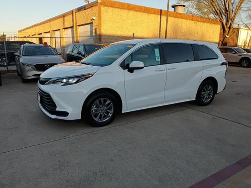 2025 Toyota Sienna LE