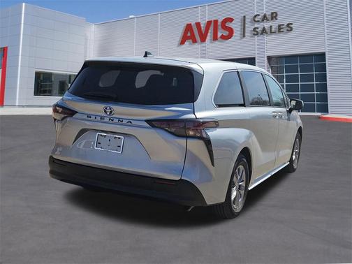 2025 Toyota Sienna LE