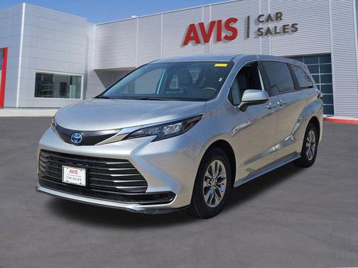 2025 Toyota Sienna LE