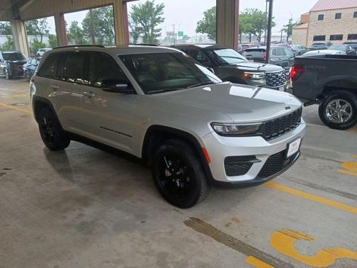 Silver Zynith 2025 Jeep Grand Cherokee Altitude