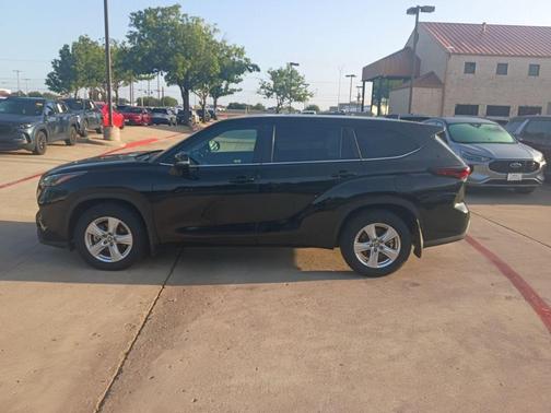 Midnight Black Metallic 2024 Toyota Highlander LE