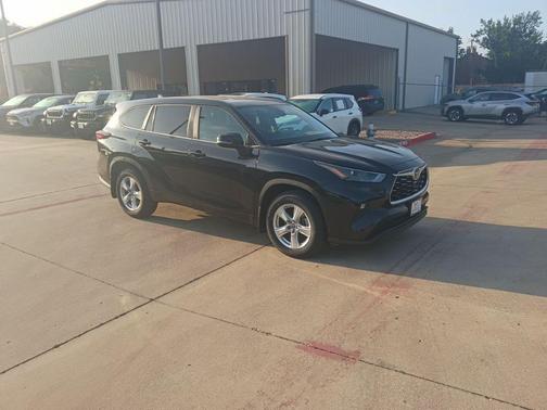 Midnight Black Metallic 2024 Toyota Highlander LE