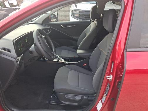 Runway Red 2025 Kia Niro LX