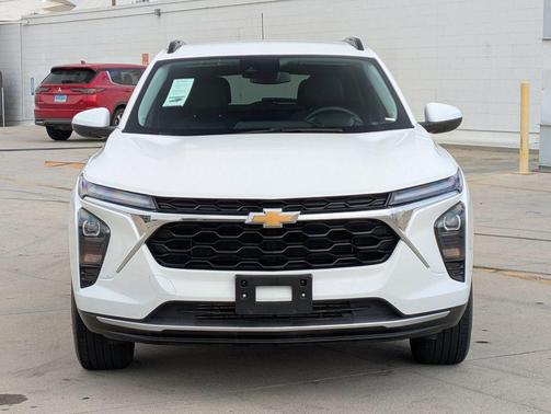 Summit White 2025 Chevrolet Trax LT