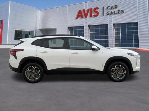 Summit White 2025 Chevrolet Trax LT