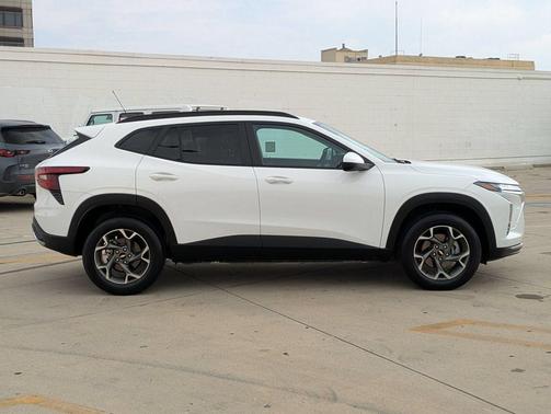 Summit White 2025 Chevrolet Trax LT