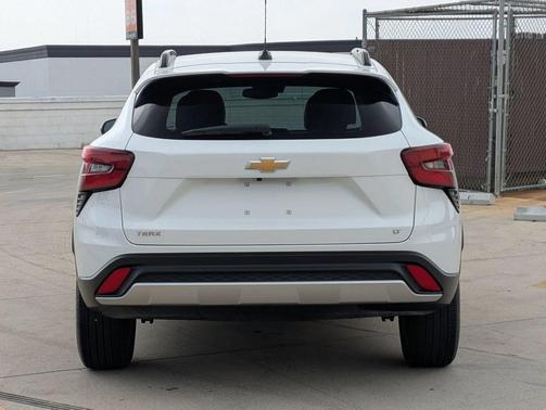 Summit White 2025 Chevrolet Trax LT