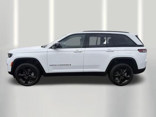 Bright White Clearcoat 2024 Jeep Grand Cherokee Laredo