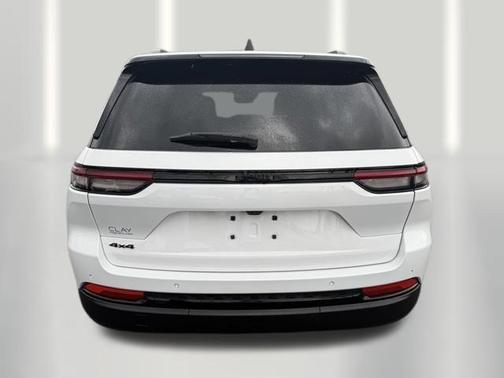 Bright White Clearcoat 2024 Jeep Grand Cherokee Laredo