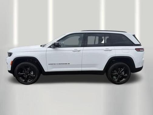 Bright White Clearcoat 2024 Jeep Grand Cherokee Laredo