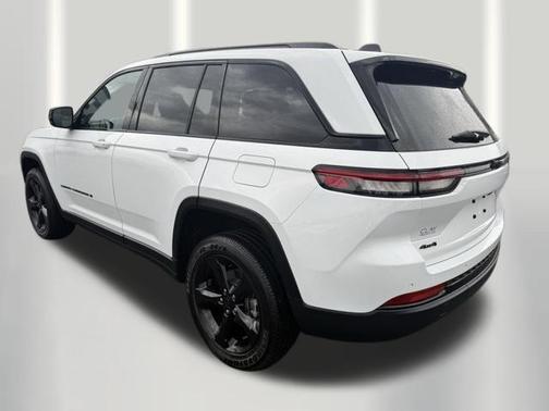 Bright White Clearcoat 2024 Jeep Grand Cherokee Laredo