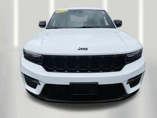 Bright White Clearcoat 2024 Jeep Grand Cherokee Laredo