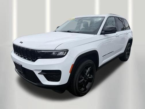 Bright White Clearcoat 2024 Jeep Grand Cherokee Laredo