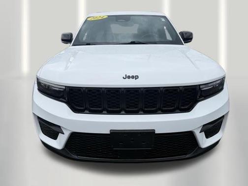 Bright White Clearcoat 2024 Jeep Grand Cherokee Laredo