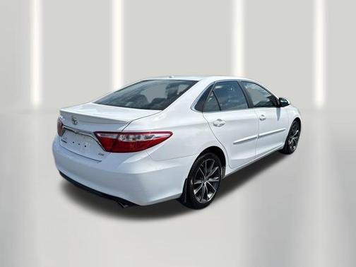 Super White 2015 Toyota Camry XSE