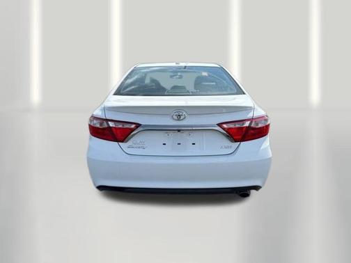 Super White 2015 Toyota Camry XSE